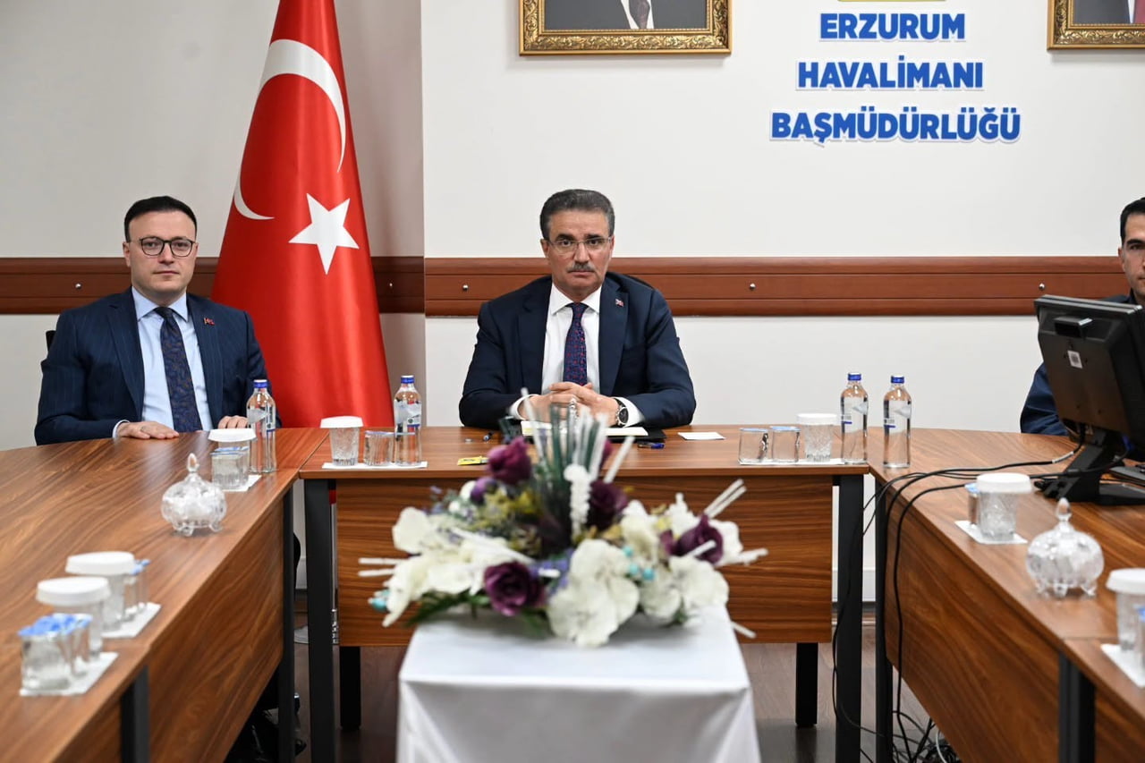 VALİ AYDIN BARUŞ BAŞKANLIĞINDA, ERZURUM HAVALİMANINDA DEVAM EDEN APRON YENİLEME VE PİST PRİMER...