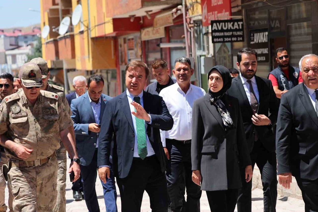 VALİ AYDOĞDU, TERCAN'DA VATANDAŞLAR VE ESNAFLA BULUŞTU