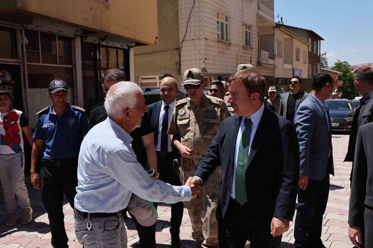 VALİ AYDOĞDU, TERCAN'DA VATANDAŞLAR VE ESNAFLA BULUŞTU