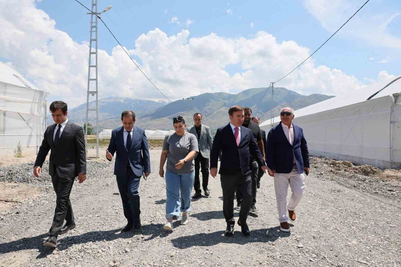 VALİ AYDOĞDU TOPLU SERA BÖLGESİ'NDE ÜRETİCİLERLE BULUŞTU