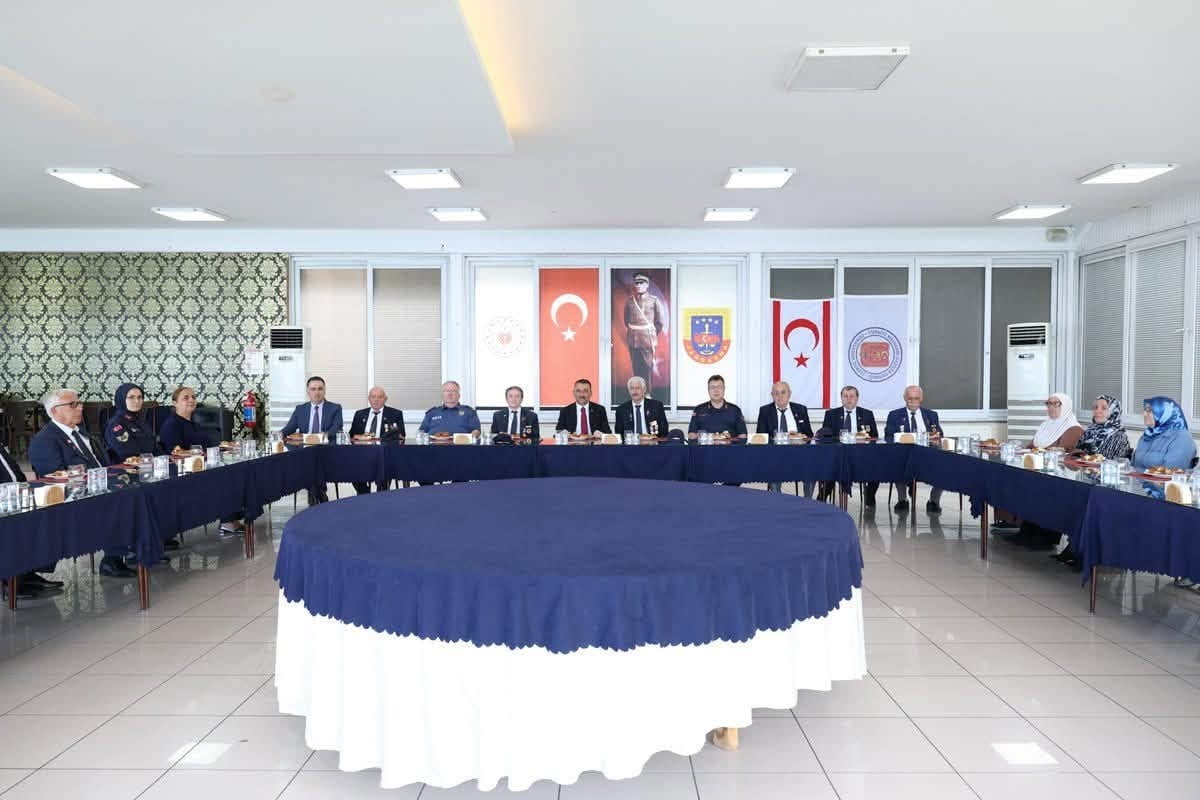 VALİ HACIBEKTAŞOĞLU, KIBRIS GAZİLERİYLE BİR ARAYA GELDİ