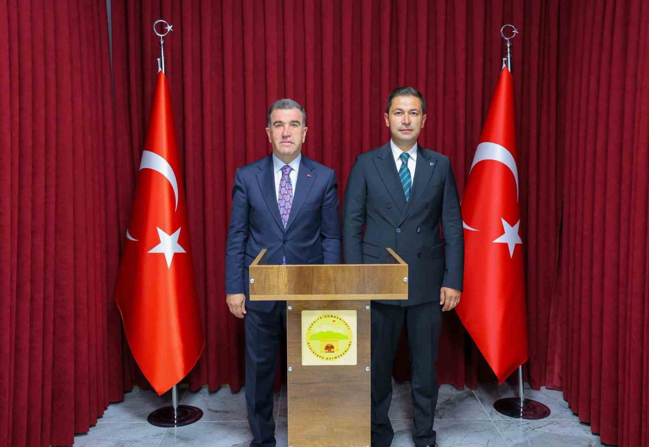 VALİ İLE KAYMAKAM