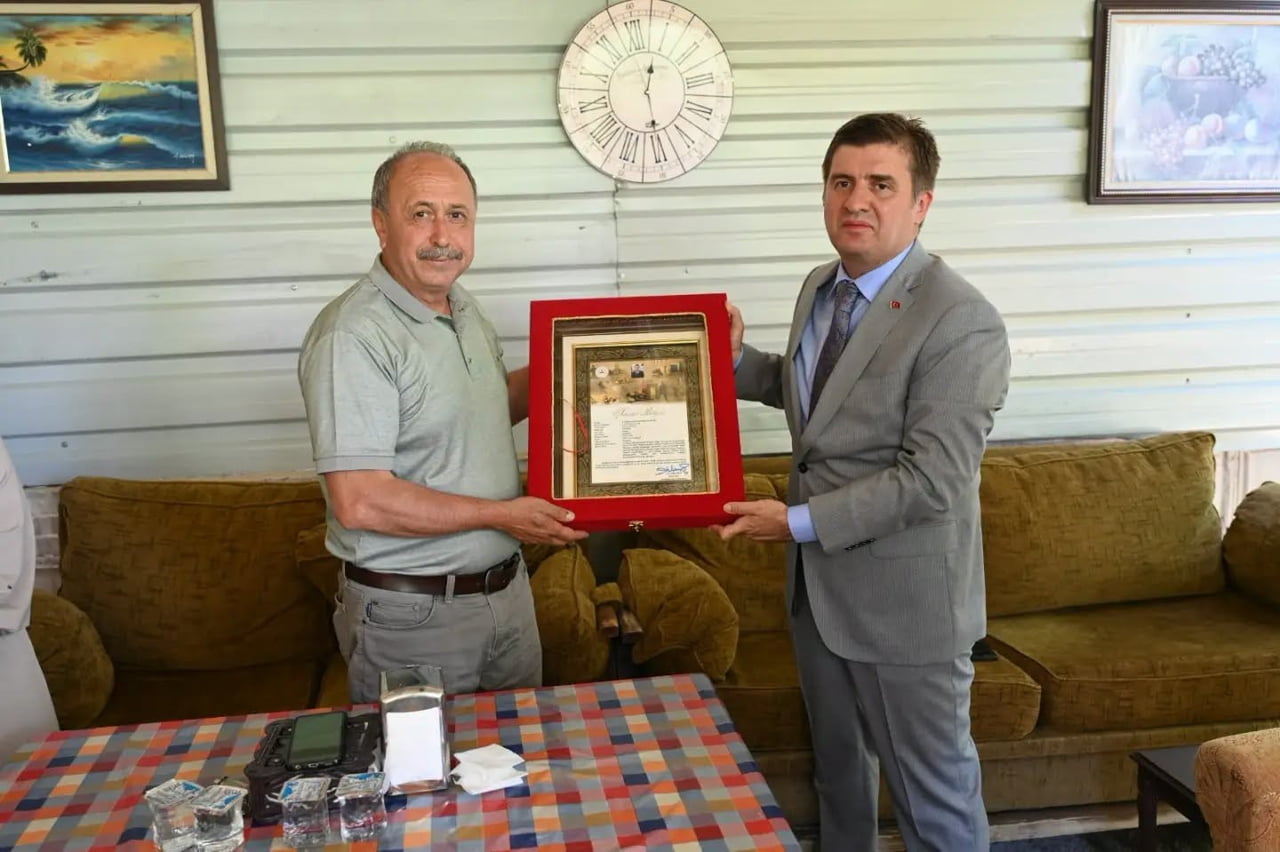 VALİ SARIİBRAHİM (SAĞDAKİ), ŞEHİDİN BABASI ABDULLAH ERGÜN’E (SOLDAKİ) "ŞEHADET BELGESİ"Nİ TAKDİM...