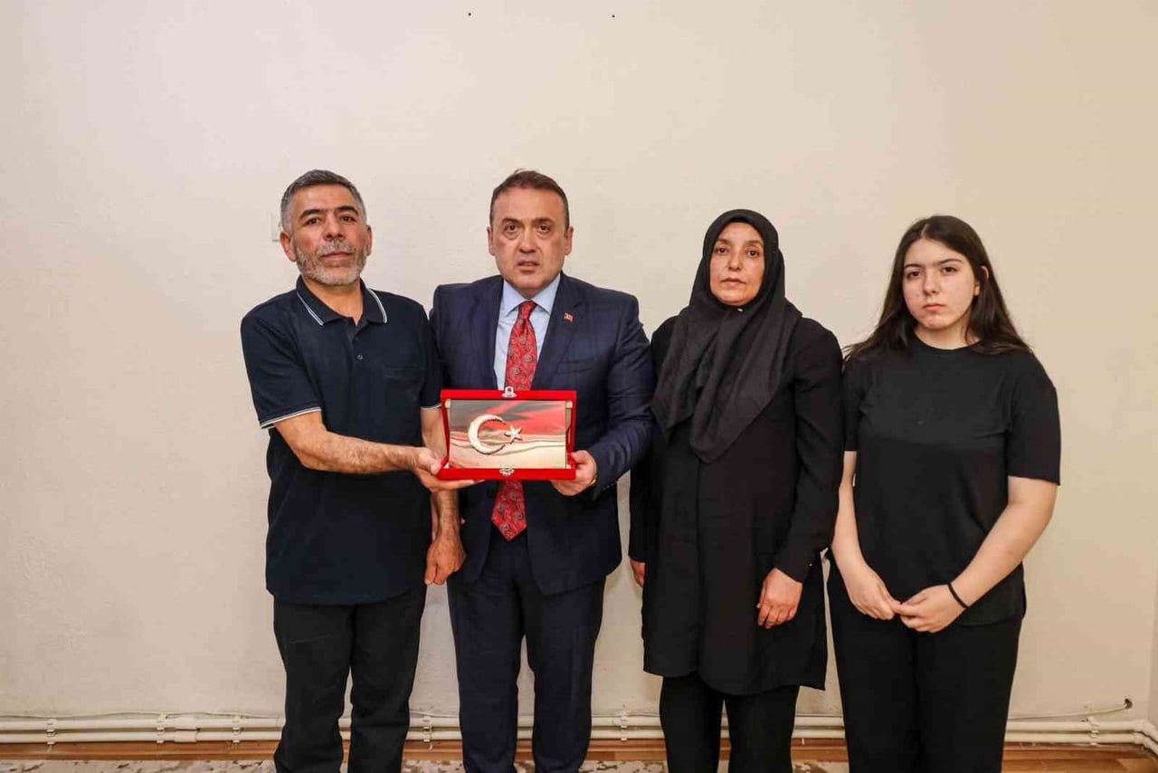VALİ SÖZER, ŞEHİT ABDURRAHMAN HİLAL'İN AİLESİNİ ZİYARET ETTİ
