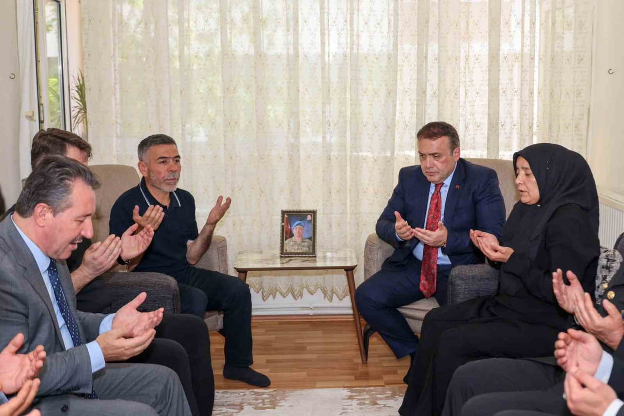 VALİ SÖZER, ŞEHİT ABDURRAHMAN HİLAL'İN AİLESİNİ ZİYARET ETTİ