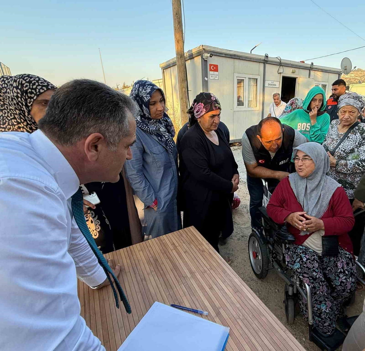 VALİ YARDIMCISI VE PAYAS KAYMAKAMI ABDULLAH AKDAŞ, KONTEYNER KENTLERDE YÜRÜTÜLEN TAHLİYE SÜRECİ...