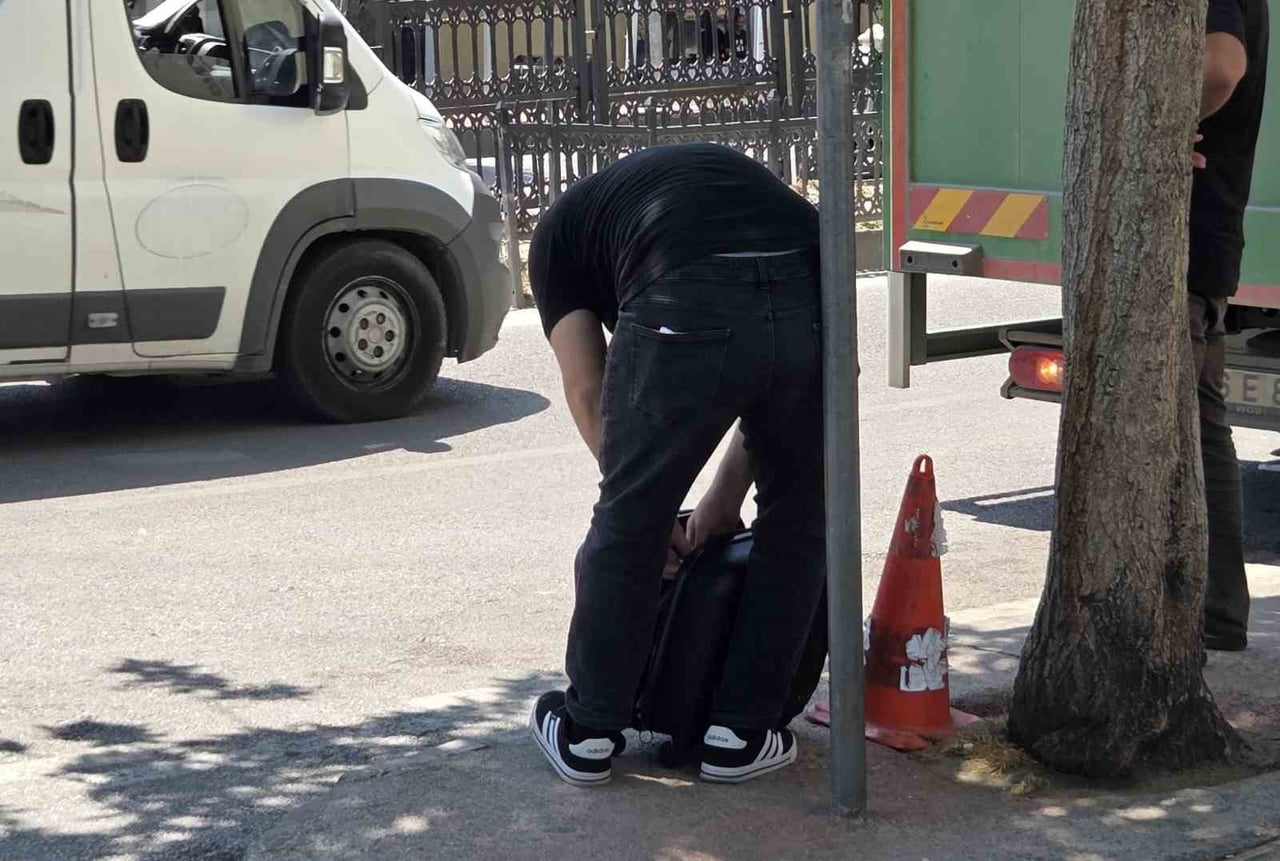 VALİZ, MERAKLI BİR VATANDAŞ TARAFINDAN POLİSLER GELMEDEN ÖNCE KONTROL EDİLDİ