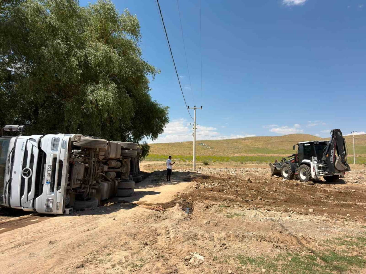 VAN'IN BAŞKALE İLÇESİNDE SAMAN YÜKLÜ TIRIN DEVRİLMESİ SONUCU MEYDANA GELEN KAZADA SÜRÜCÜ KAZAYI...