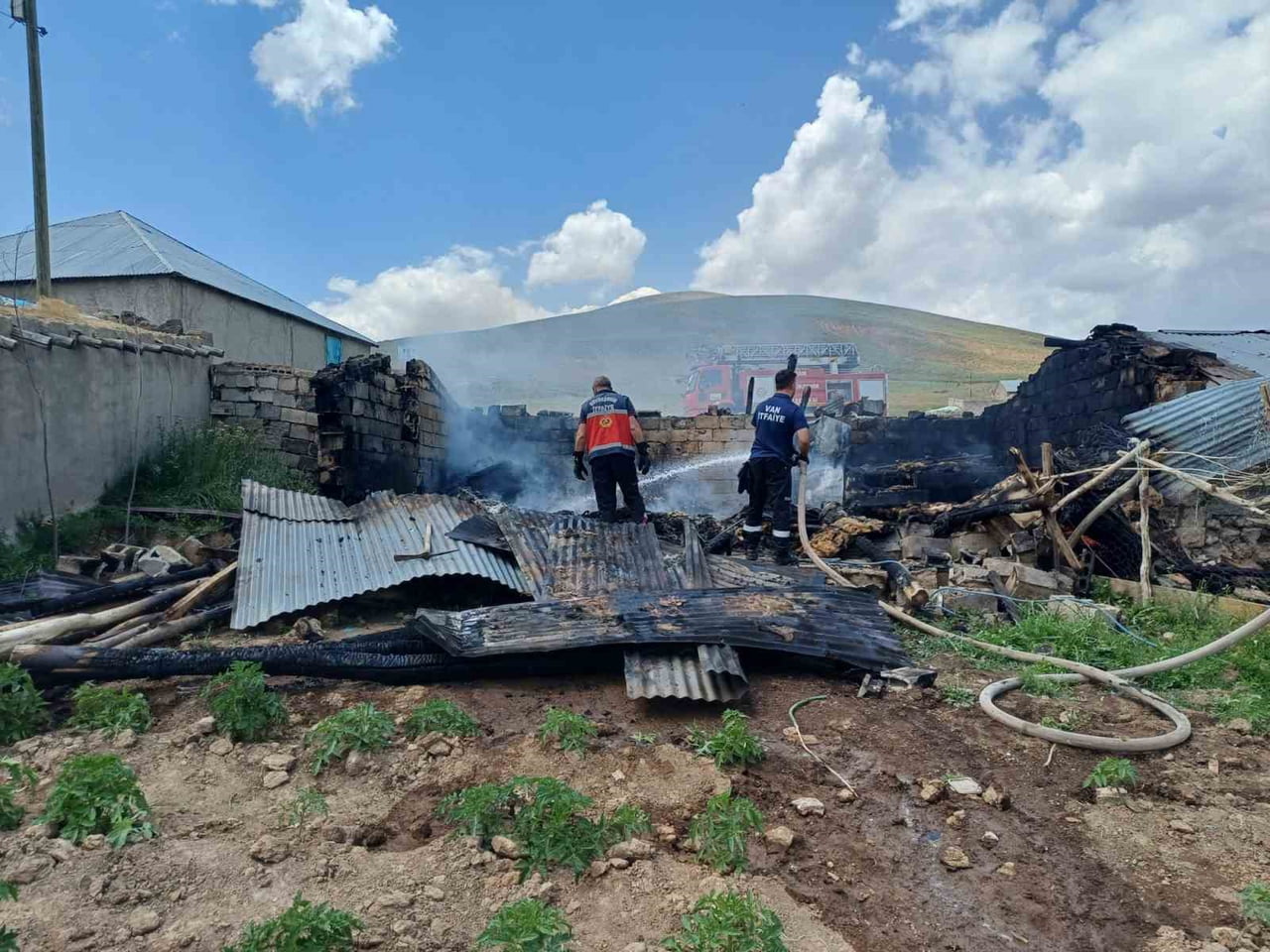 VAN'IN ÇALDIRAN İLÇESİNDE TANDIR EVİ İLE KİLERDE ÇIKAN YANGIN İTFAİYE EKİPLERİ TARAFINDAN...