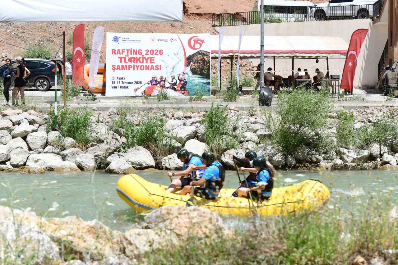 VAN'IN ÇATAK İLÇESİNDE DÜZENLENEN TÜRKİYE RAFTİNG ŞAMPİYONASI 3. AYAK YARIŞLARI BAŞLADI.