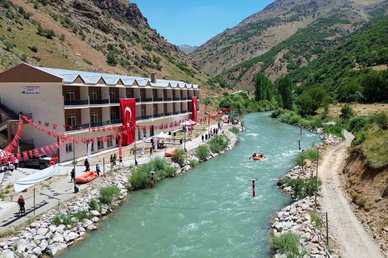 VAN'IN ÇATAK İLÇESİNDE DÜZENLENEN TÜRKİYE RAFTİNG ŞAMPİYONASI 3. AYAK YARIŞLARI BAŞLADI.