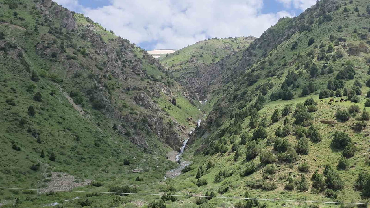 VAN'IN ÇATAK İLÇESİNDE YAKLAŞIK 20 YILDIR KURUYAN DOĞAL SU KAYNAĞI, BU YIL KIŞ MEVSİMİNDE ETKİLİ...