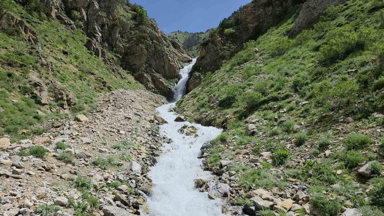 VAN'IN ÇATAK İLÇESİNDE YAKLAŞIK 20 YILDIR KURUYAN DOĞAL SU KAYNAĞI, BU YIL KIŞ MEVSİMİNDE ETKİLİ...