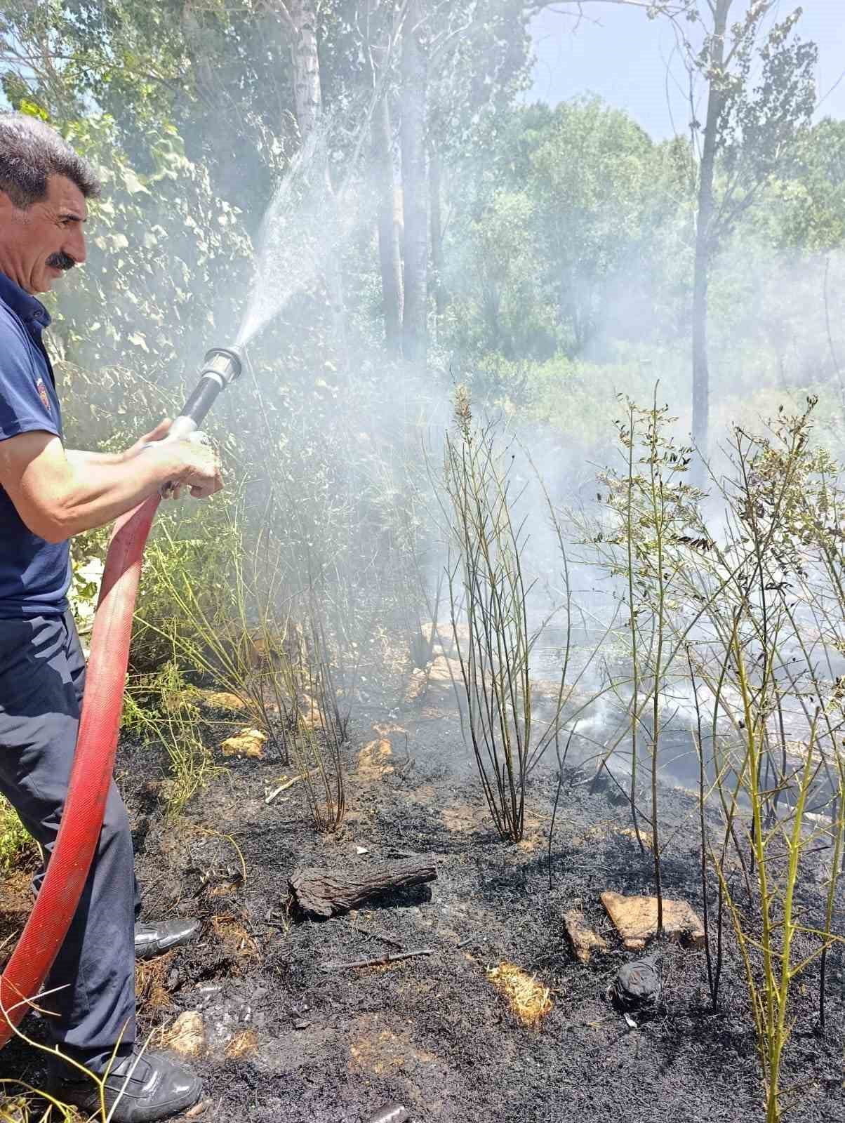 VAN'IN EDREMİT İLÇESİNDE AĞAÇLIK ALANDA ÇIKAN YANGIN, İTFAİYE EKİPLERİ TARAFINDAN...