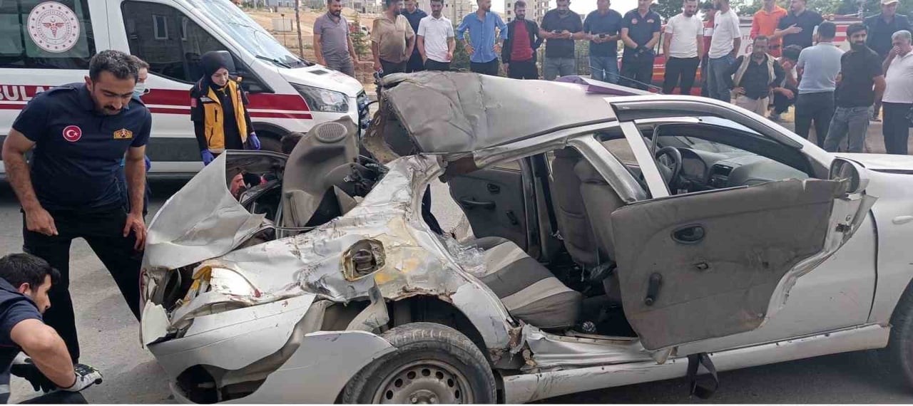 VAN'IN EDREMİT İLÇESİNDE OTOMOBİLİN KAMYONETLE ÇARPIŞMASI SONUCU 1 KİŞİ HAYATINI KAYBEDERKEN, 4...