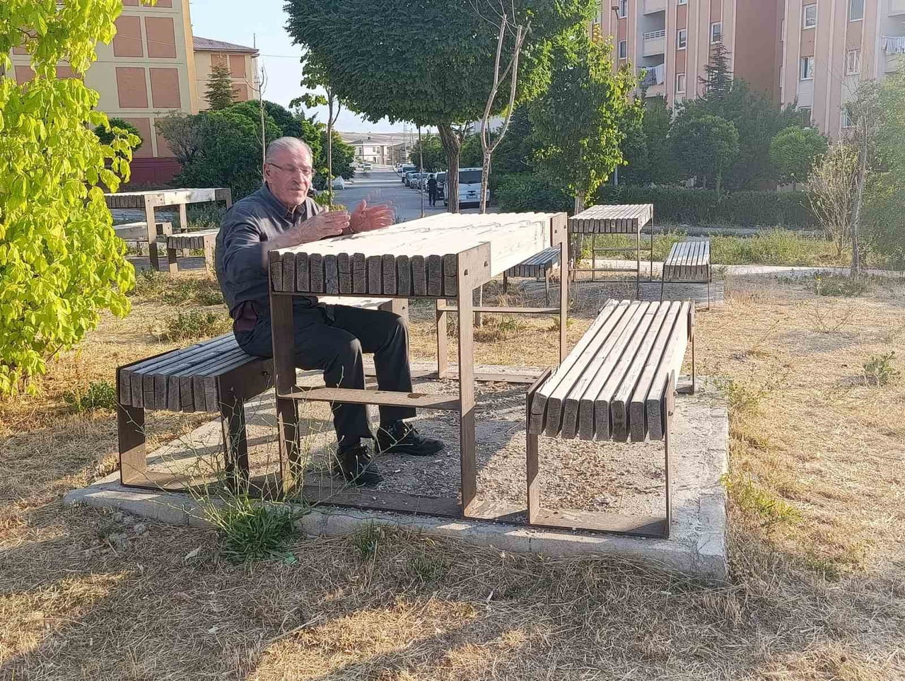VAN'IN EDREMİT İLÇESİNE PARKTA BULUNAN PİKNİK MASALARININ ERGONOMİK OLMADIĞINI VE ÇOCUKLAR İÇİN...