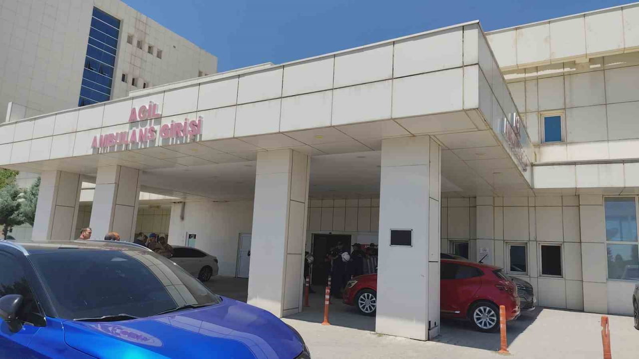 VAN'IN ERCİŞ İLÇESİNDE AKRABA İKİ AİLE ARASINDA ARAZİ ANLAŞMAZLIĞI NEDENİYLE ÇIKAN KAVGADA BİRİ...
