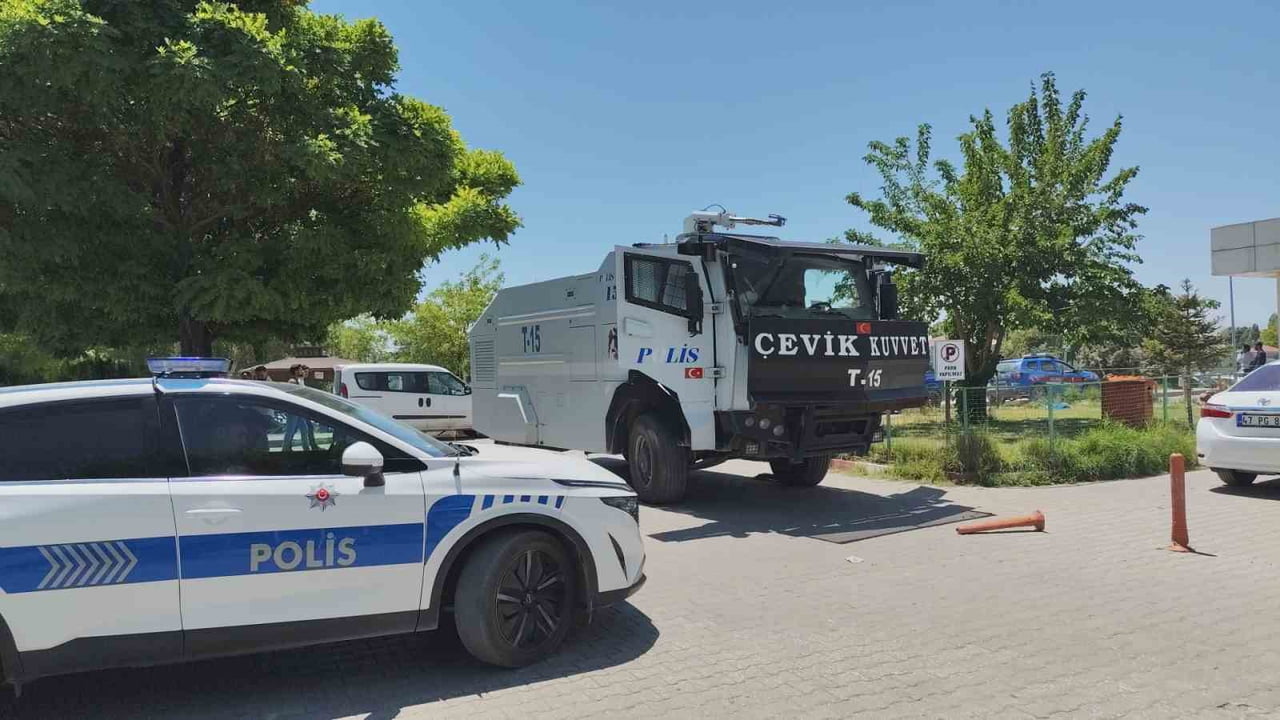 VAN'IN ERCİŞ İLÇESİNDE AKRABA İKİ AİLE ARASINDA ARAZİ ANLAŞMAZLIĞI NEDENİYLE ÇIKAN KAVGADA BİRİ...