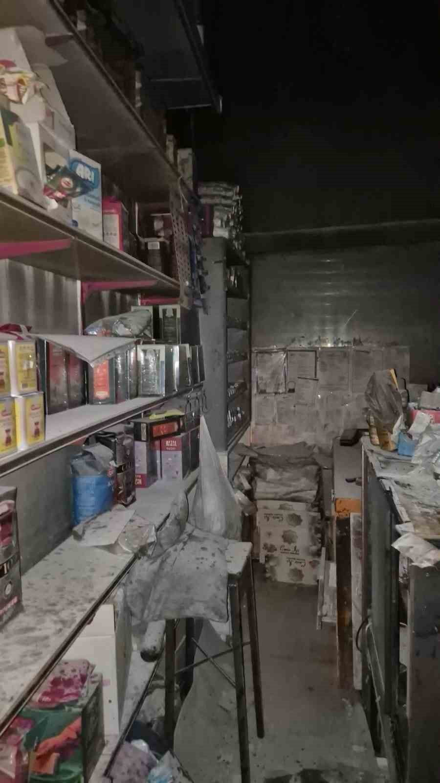 VAN'IN ERCİŞ İLÇESİNDE FAALİYET GÖSTEREN BİR DÜKKANDA ÇIKAN YANGIN, İTFAİYE EKİPLERİ TARAFINDAN...