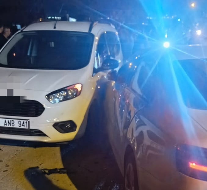 VAN'IN İPEKYOLU İLÇESİNDE HAFİF TİCARİ KAMYONET İLE OTOMOBİLİN ÇARPIŞMASI MEYDANA GELEN TRAFİK...