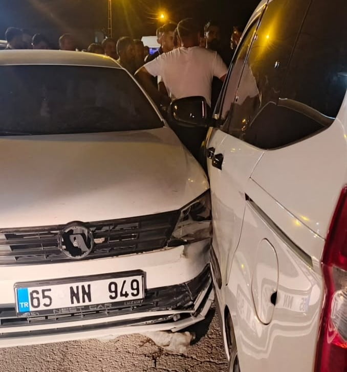 VAN'IN İPEKYOLU İLÇESİNDE HAFİF TİCARİ KAMYONET İLE OTOMOBİLİN ÇARPIŞMASI MEYDANA GELEN TRAFİK...