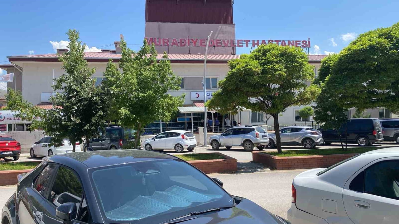 VAN'IN MURADİYE İLÇESİNDE İKİ AİLE ARASINDA OT ANLAŞMAZLIĞI NEDENİYLE ÇIKAN SİLAHLI VE SOPALI...