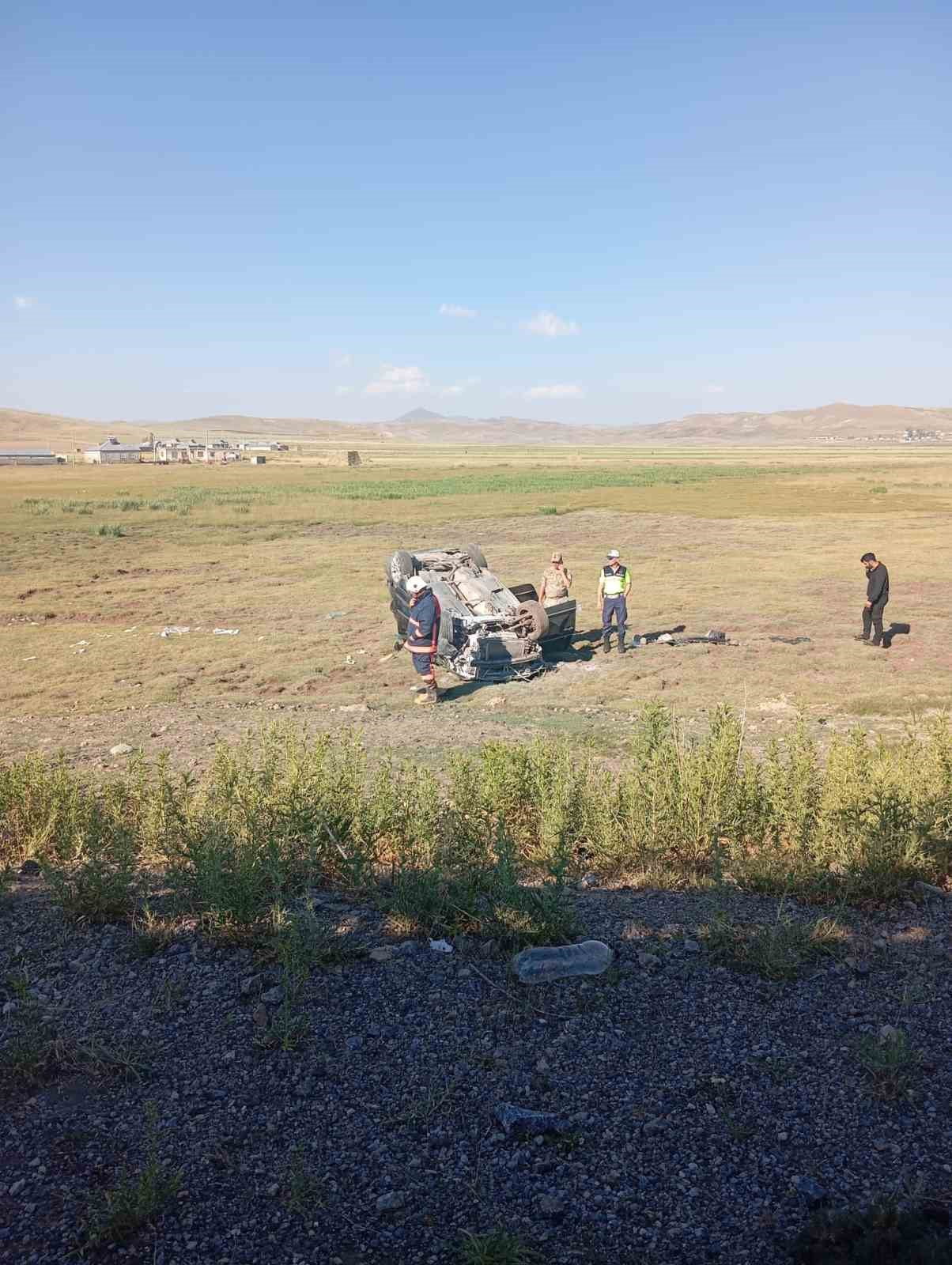 VAN'IN ÖZALP İLÇESİNDE ESKİ BELEDİYE BAŞKANININ KULLANDIĞI ARACIN TAKLA ATMASI SONUCU 4 KİŞİ...