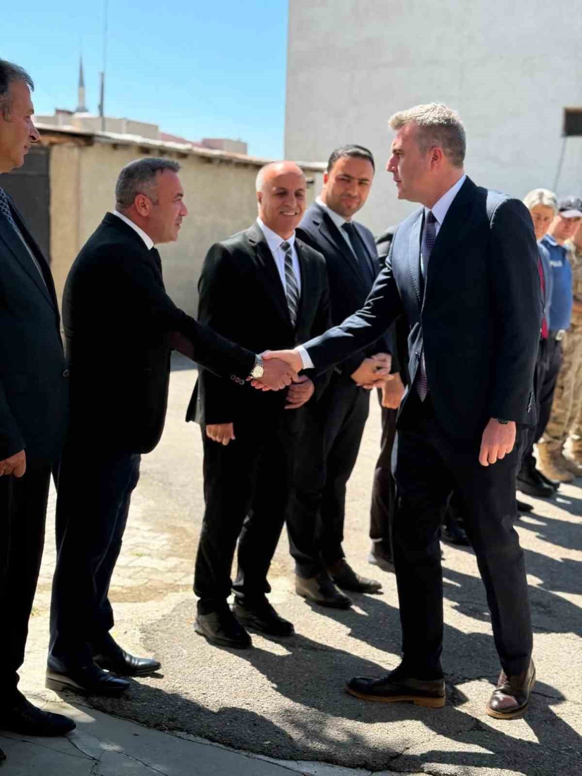 VAN'IN ÖZALP İLÇESİNE ATANAN KAYMAKAM MESUT BOLAT GÖREVİNE BAŞLADI.