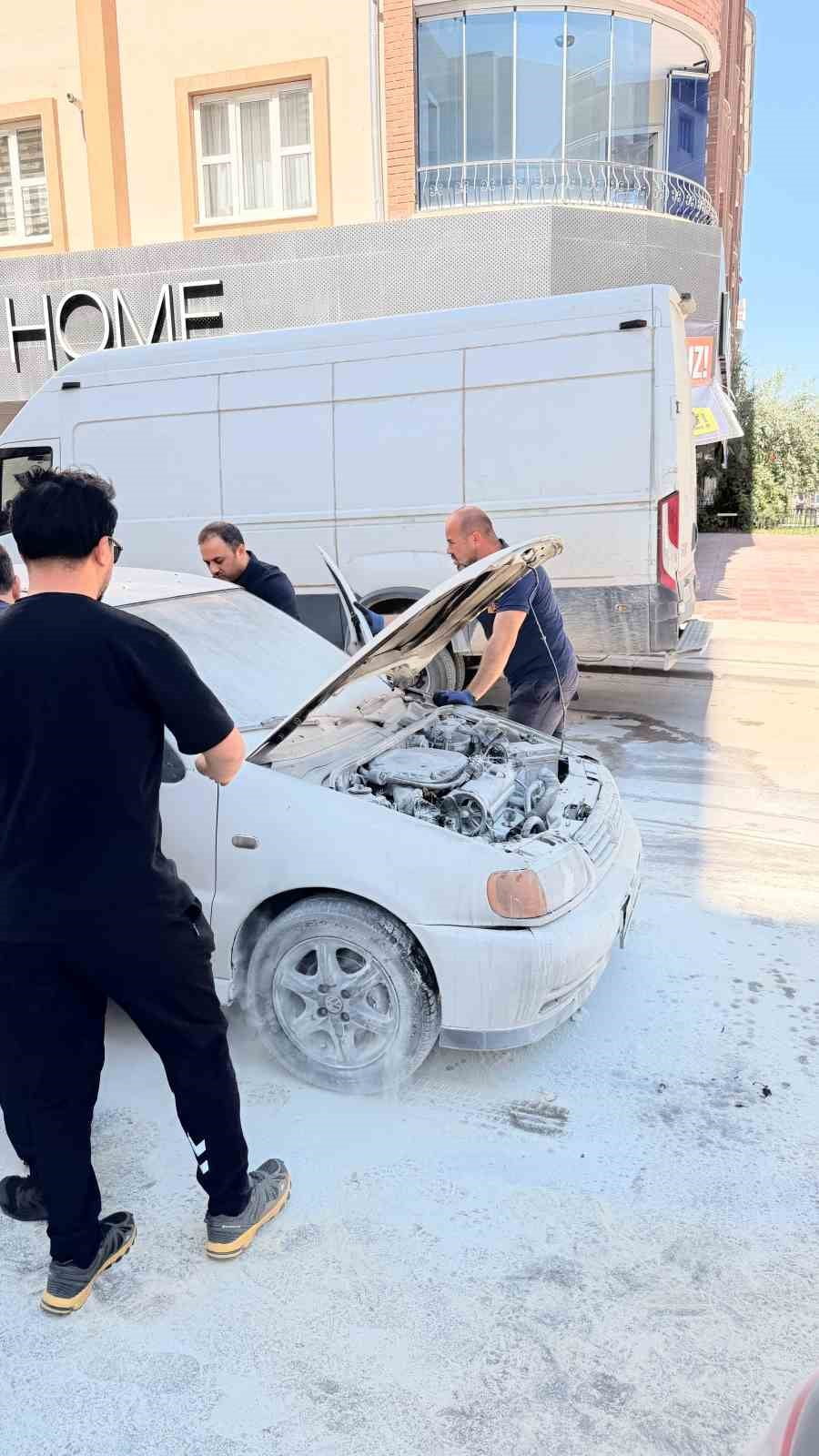 VAN'IN TUŞBA İLÇESİNDE SEYİR HALİNDE OLAN OTOMOBİLİN YANAN MOTORU İTFAİYE EKİPLERİ TARAFINDAN...