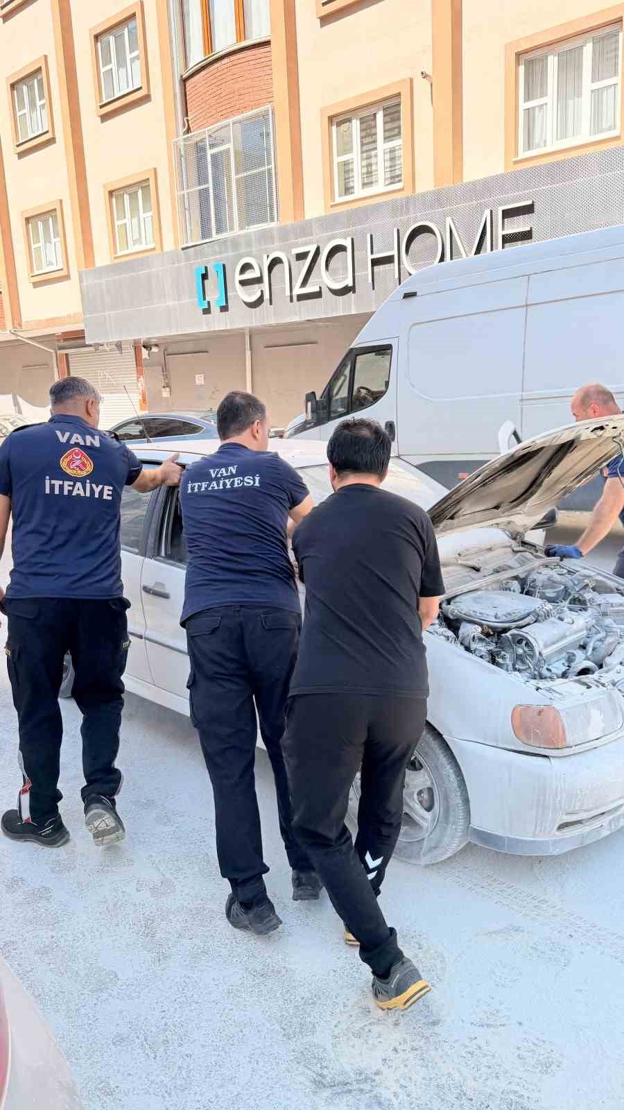 VAN'IN TUŞBA İLÇESİNDE SEYİR HALİNDE OLAN OTOMOBİLİN YANAN MOTORU İTFAİYE EKİPLERİ TARAFINDAN...