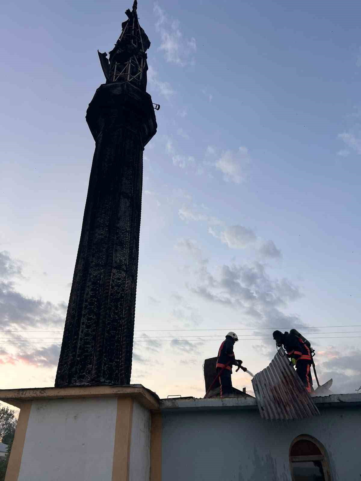 VAN'IN TUŞBA İLÇESİNE SABAHA KARŞI CAMİDE ÇIKAN YANGIN, İTFAİYE EKİPLERİ TARAFINDAN...