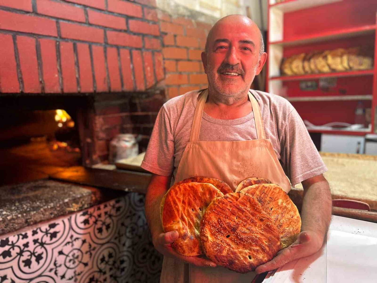 VAN’DA HAVA SICAKLIKLARININ 30 DERECEYE ULAŞTIĞI GÜNLERDE, FIRINCILAR 250 İLA 300 DERECEYİ BULAN...
