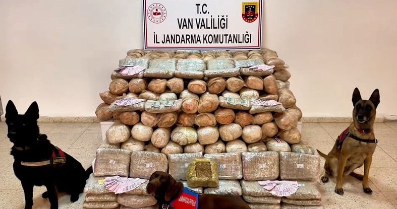 VAN’DA JANDARMA EKİPLERİNCE YÜRÜTÜLEN OPERASYONDA 333 KİLOGRAM SKUNK UYUŞTURUCU MADDE ELE...