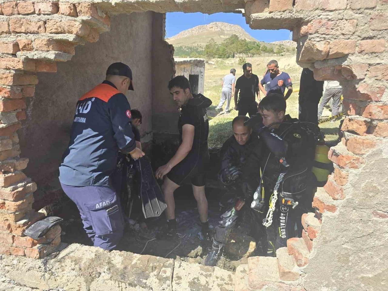 VAN’DA KAYIP OLARAK ARANAN 2 YAŞINDAKİ ÇOCUĞUN CANSIZ BEDENİ SU KUYUSUNDA BULUNDU.