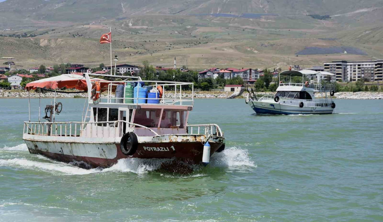 VAN GÖLÜ'NÜN BİTLİS SINIRINDA İNCİ KEFALİNİN KAÇAK AVLANMASINA YÖNELİK DENETİMLER ARALIKSIZ DEVAM...