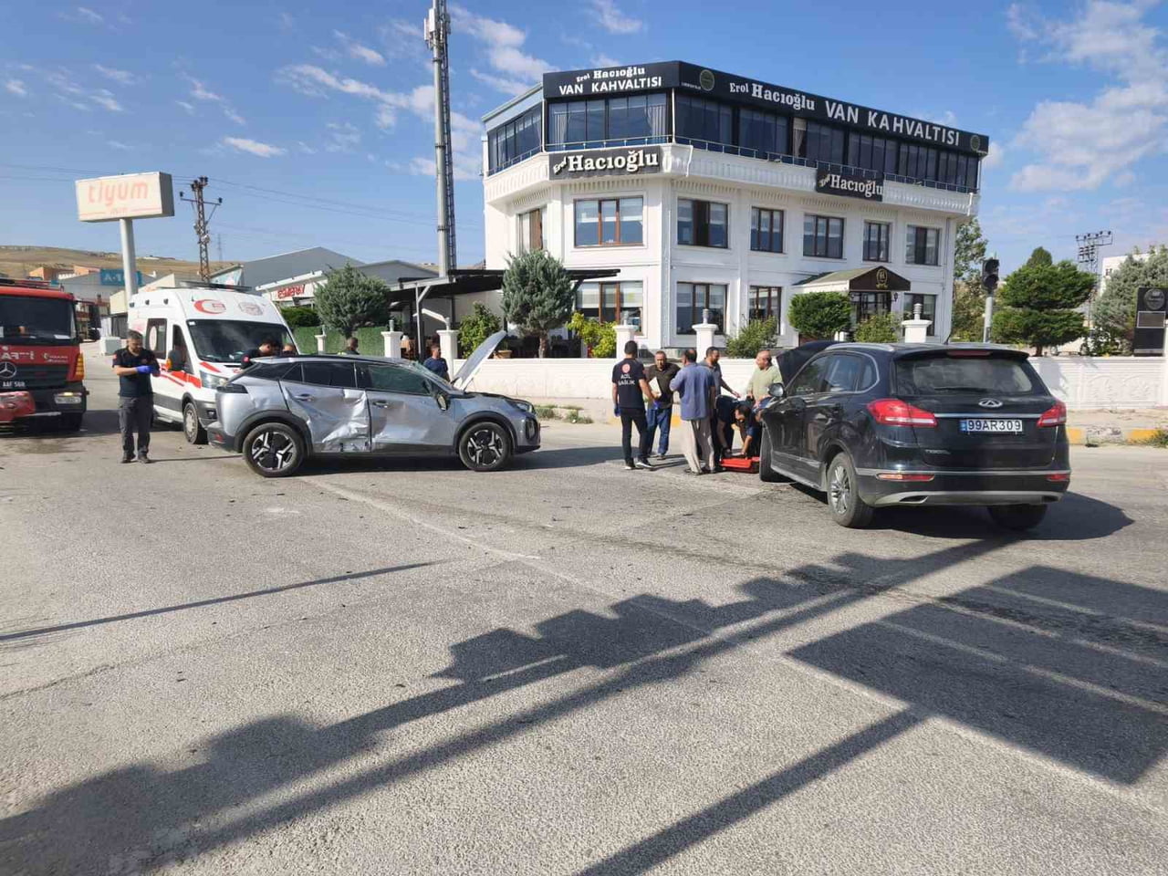 VAN’IN EDREMİT İLÇESİNDE BİRİ İRAN PLAKALI 2 OTOMOBİLİN ÇARPIŞMASI SONUCU MEYDANA GELEN TRAFİK...