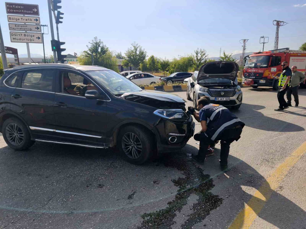 VAN’IN EDREMİT İLÇESİNDE BİRİ İRAN PLAKALI 2 OTOMOBİLİN ÇARPIŞMASI SONUCU MEYDANA GELEN TRAFİK...