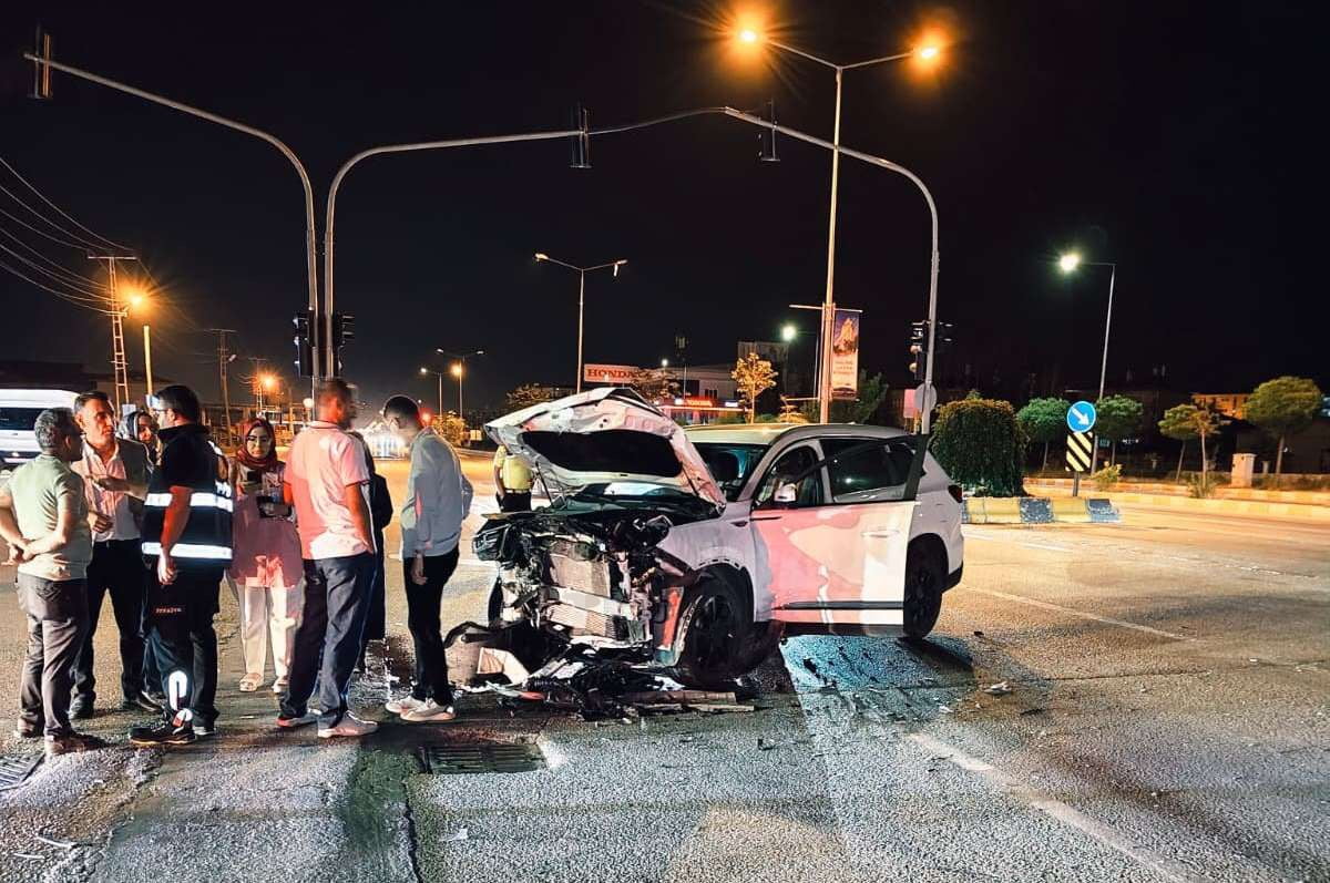 VAN’IN EDREMİT İLÇESİNDE İKİ OTOMOBİLİN ÇARPIŞMASI SONUCU MEYDANA GELEN TRAFİK KAZASINDA 1 KİŞİ...