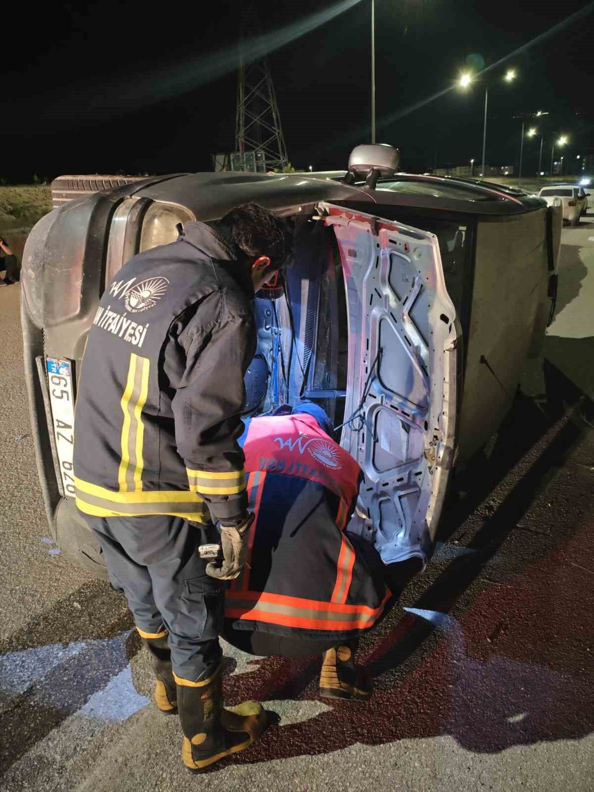 VAN’IN EDREMİT İLÇESİNDE KAPALI KASA KAMYONETİN DEVRİLMESİ SONUCU MEYDANA GELEN TRAFİK KAZASINDA 3...