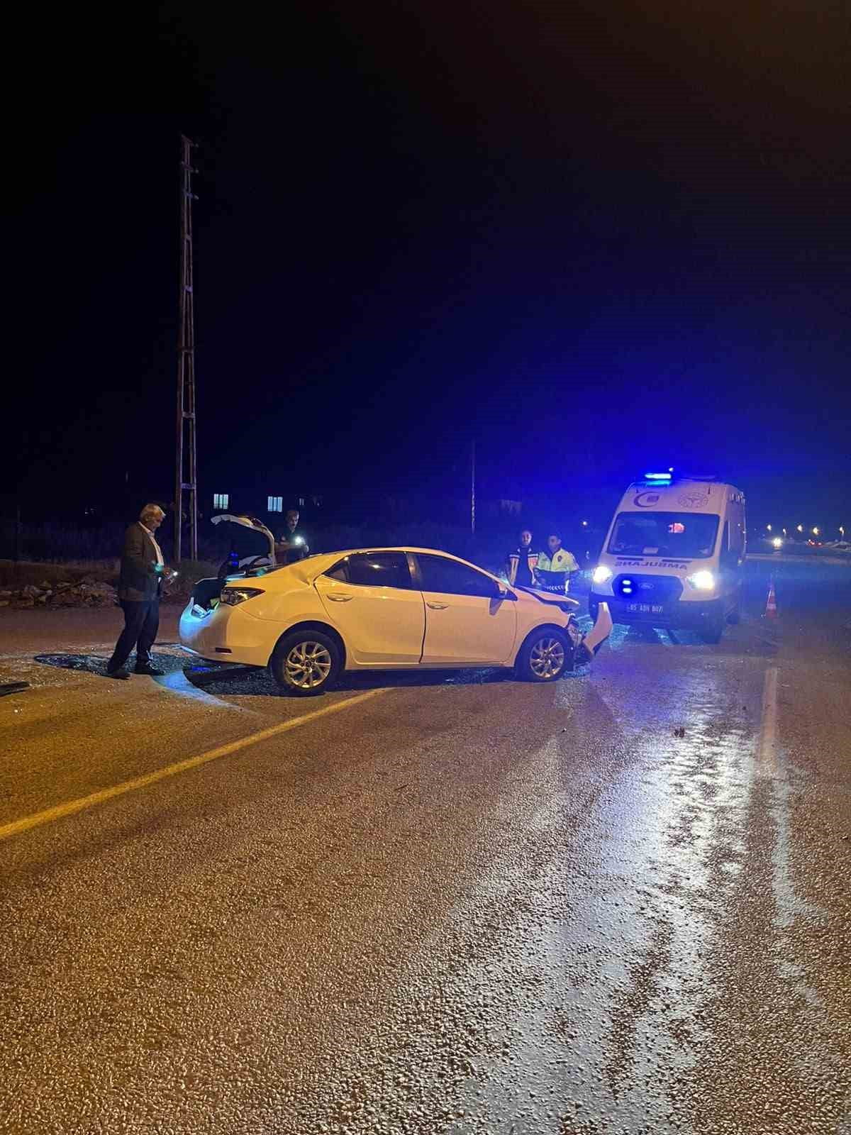 VAN’IN EDREMİT İLÇESİNDE  MEYDANA GELEN TRAFİK KAZASINDA SÜRÜCÜ YARALANIRKEN, KAZAYI YAPAN...