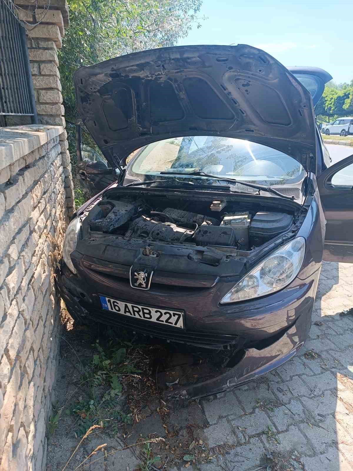 VAN’IN EDREMİT İLÇESİNDE OTOMOBİLİN DUVARA ÇARPMA SONUCU 1 KİŞİ YARALANDI