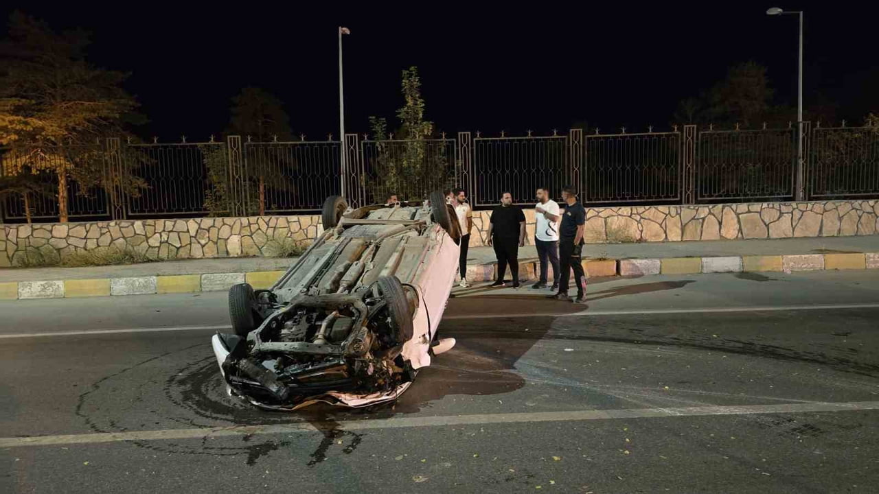 VAN’IN EDREMİT İLÇESİNDE OTOMOBİLİN TAKLA ATMASI SONUCU 2 KİŞİ YARALANDI.