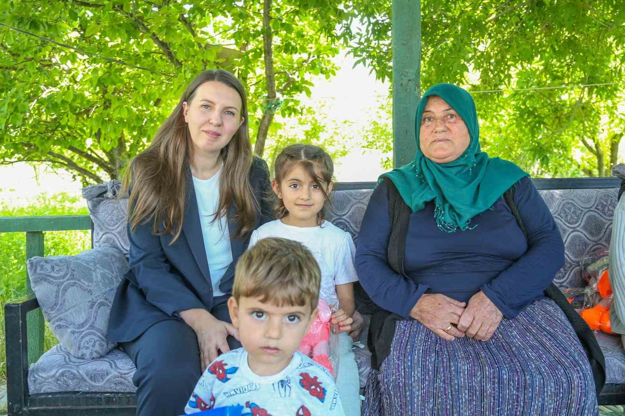 VAN’IN GÜRPINAR KAYMAKAMI FATMA TURHAN KESER, ŞEHİT POLİS MEMURU HALUK VARLI'NIN KABRİNİ ZİYARET...