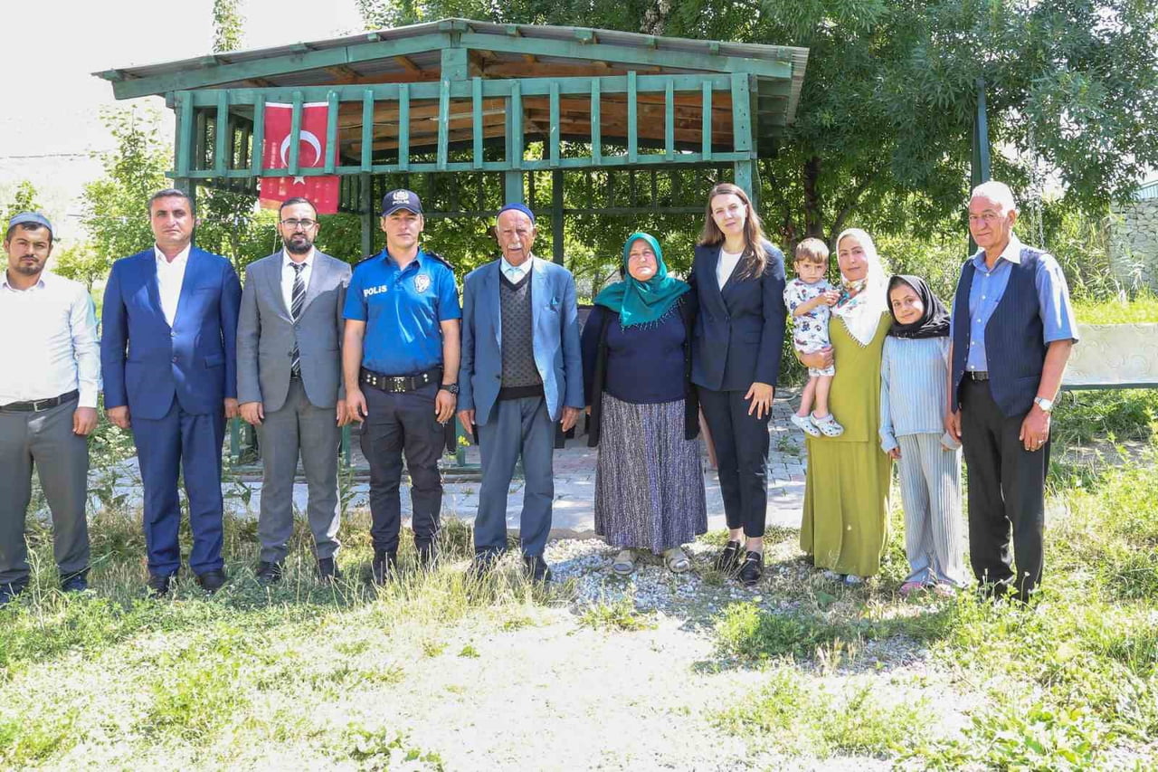 VAN’IN GÜRPINAR KAYMAKAMI FATMA TURHAN KESER, ŞEHİT POLİS MEMURU HALUK VARLI'NIN KABRİNİ ZİYARET...