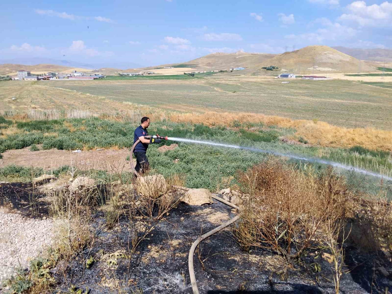 VAN’IN İPEKYOLU İLÇESİNDE ÇIKAN ANIZ YANGINI ÇEVREDEKİ YAPILARA  SIÇRAMADAN İTFAİYE EKİPLERİ...