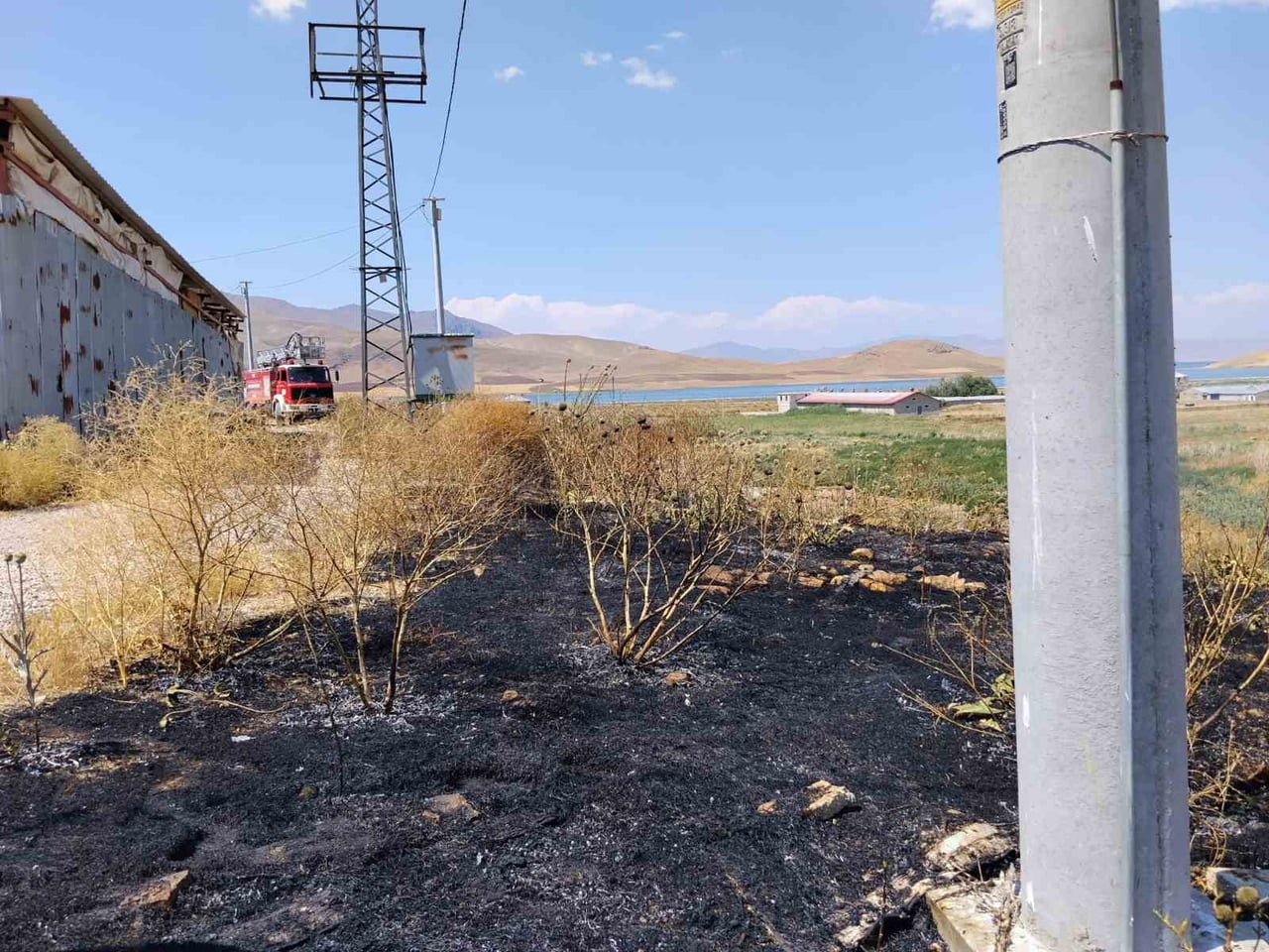 VAN’IN İPEKYOLU İLÇESİNDE ÇIKAN ANIZ YANGINI ÇEVREDEKİ YAPILARA  SIÇRAMADAN İTFAİYE EKİPLERİ...