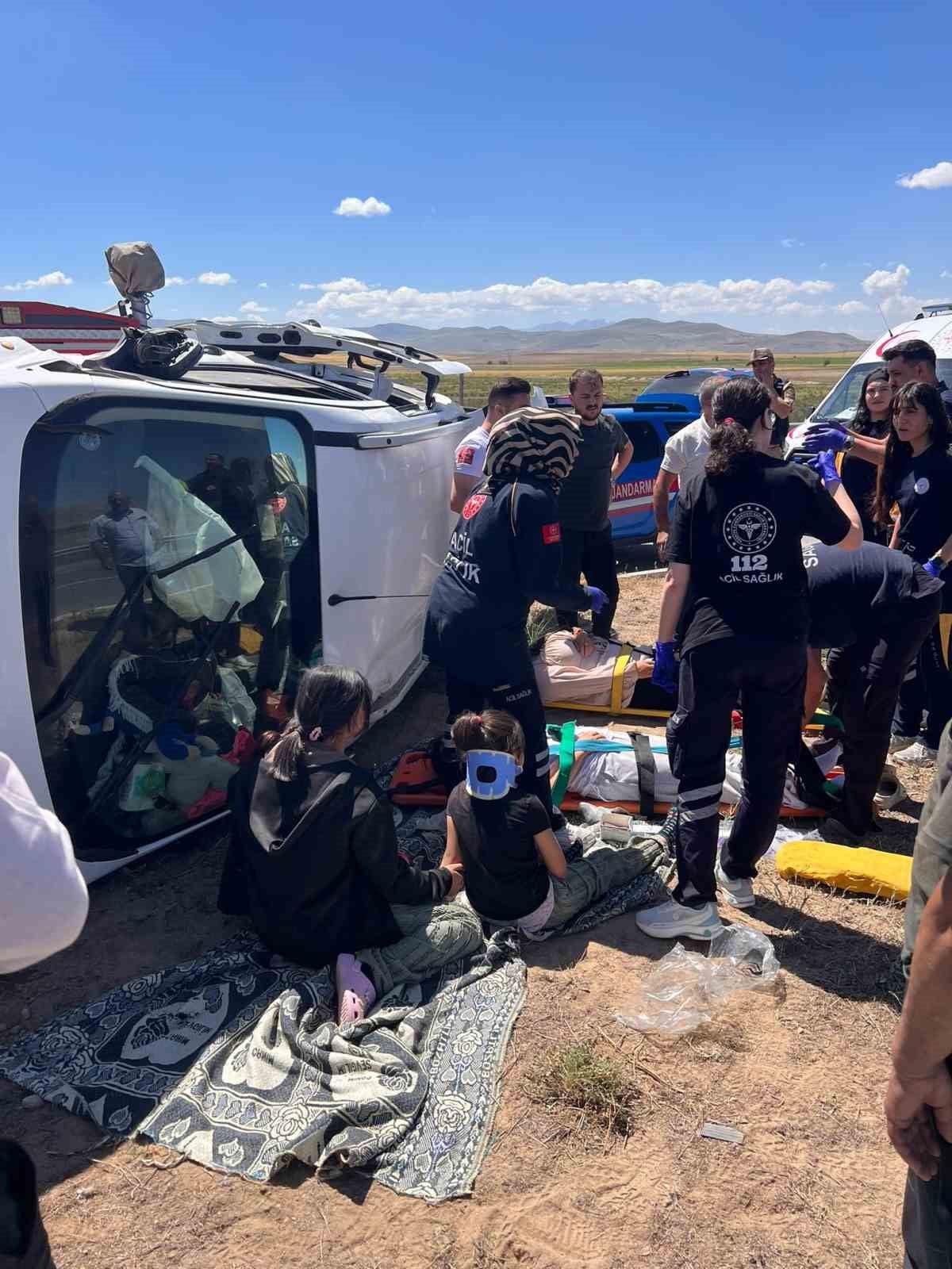 VAN’IN TUŞBA İLÇESİNDE İKİ ARACIN ÇARPIŞMASI SONUCU 8 KİŞİ YARALANDI.