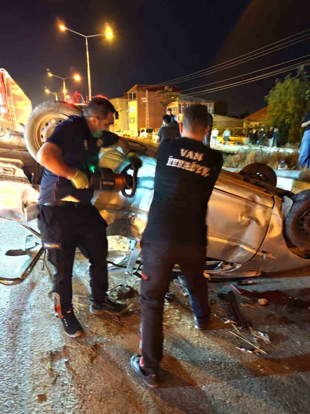 VAN’IN TUŞBA İLÇESİNDE KONTROLDEN ÇIKAN OTOMOBİLİN TAKLA ATMASI SONUCU 4 KİŞİ YARALANDI.