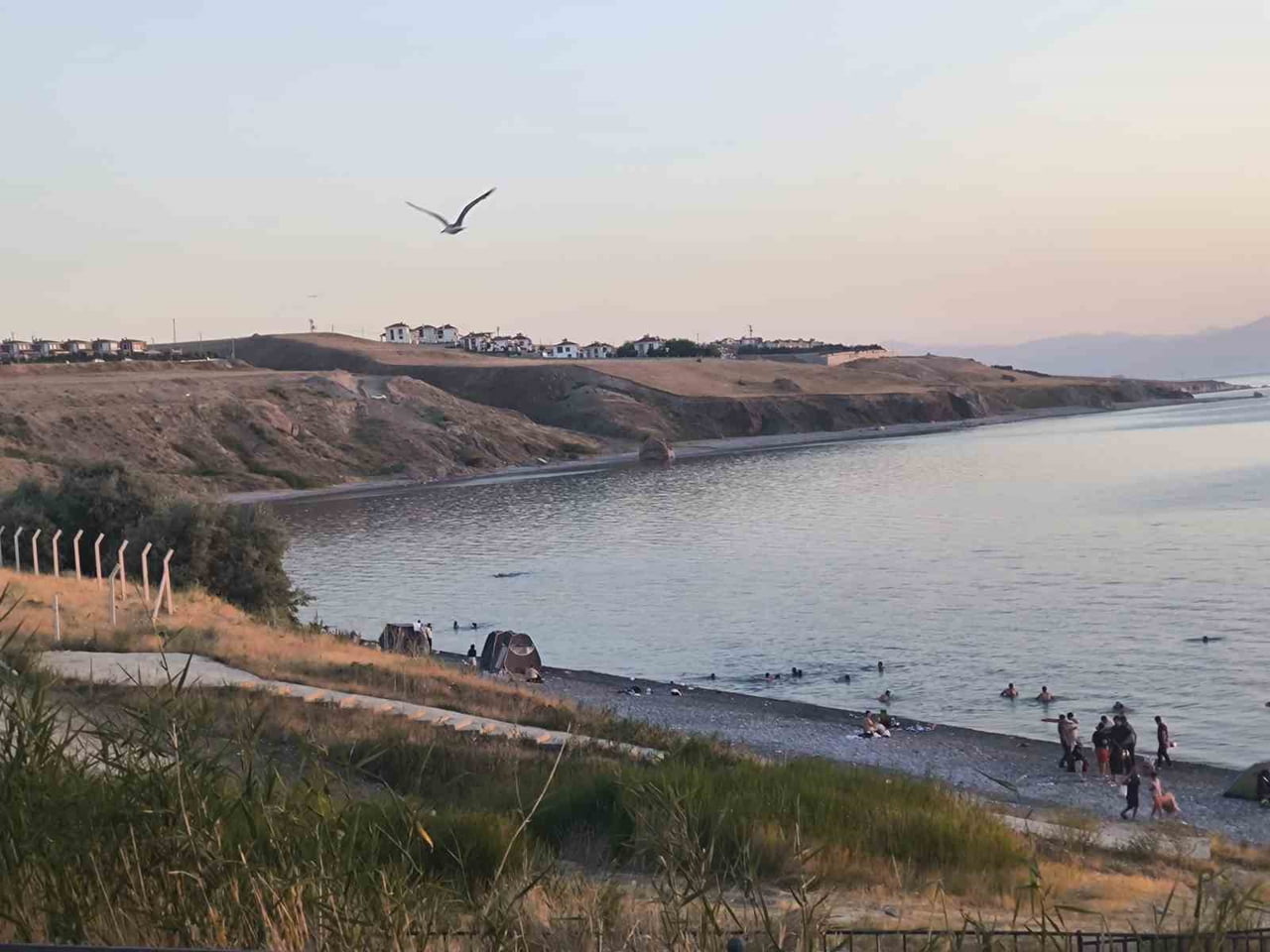 VAN’IN TUŞBA İLÇESİNDE YER ALAN VE BÖLGENİN TEK MAVİ BAYRAKLI PLAJI OLMA ÖZELLİĞİNİ TAŞIYAN...