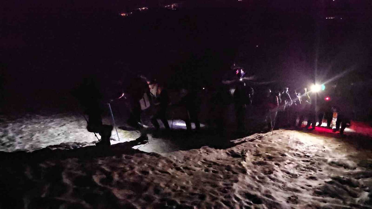 VANGÖLÜ AKTİVİSTLERİ DERNEĞİ ÜYELERİ, VAN GÖLÜ'NÜN KORUNMASINA DİKKAT ÇEKMEK AMACIYLA ADİLCEVAZ...